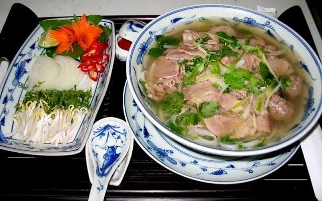 Dạo một vòng phố cổ, khám phá ẩm thực Hà Nội cùng AloTrip
