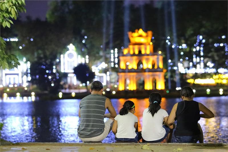 Một thoáng "bình yên" tại phố đi bộ Hồ Gươm