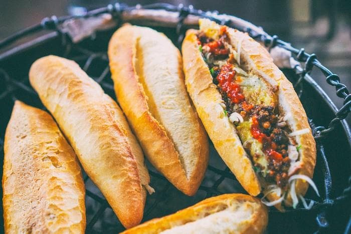 Lê la khắp chốn thưởng thức ẩm thực phố Hội chưa đến 50K 