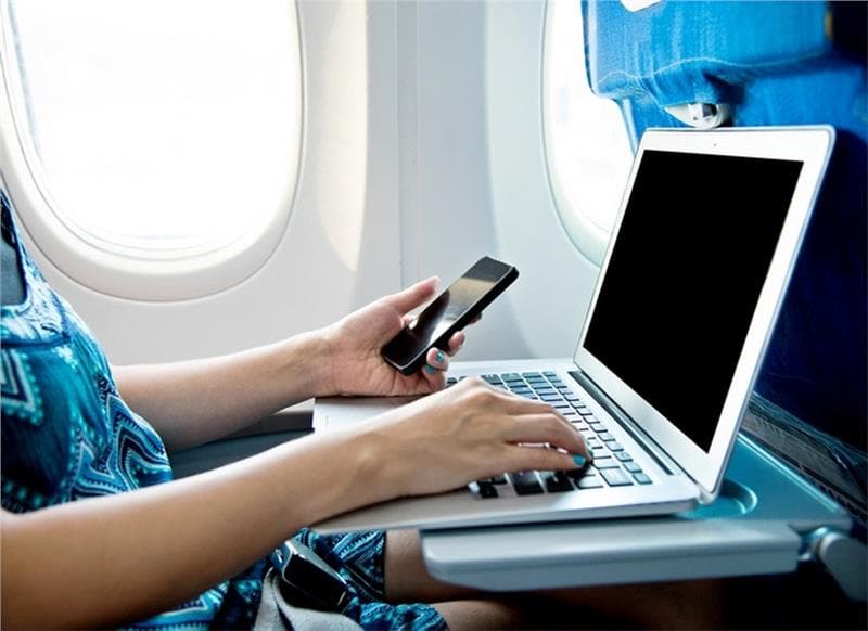 Có được mang laptop lên máy bay không?